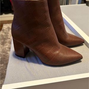 Woman’s booties Italy leather never worn size 6